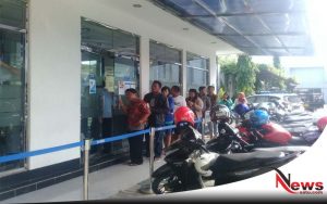 Jelang Lebaran, Sejumlah Nasabah Probolinggo Antri Di ATM
