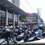 Jelang Lebaran, Sejumlah Toko Baju Di Probolinggo Mulai Dipadati Pembeli