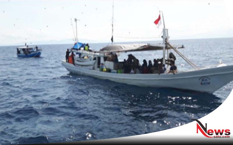 Kapal Nelayan Bermuatan 30 Penumpang Terombang-ambing Di Laut