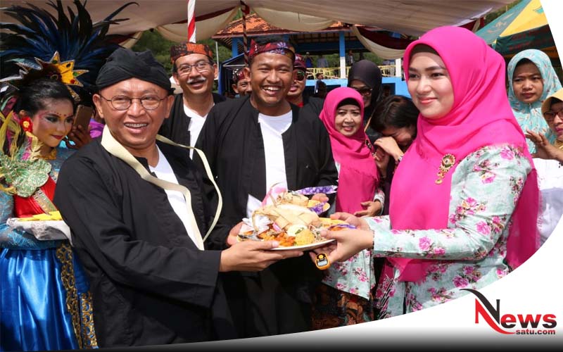 Pemkab Sumenep Gelar Kirab Ketupat Di Pantai Lombang