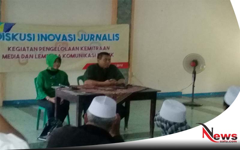 Puluhan Wartawan Bersama Diskominfo Probolinggo Bagi Takjil