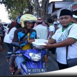 Relawan Jokowi Bagi-bagi Takjil Di Sumenep