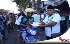 Relawan Jokowi Bagi-bagi Takjil Di Sumenep