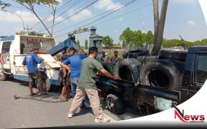 Ditabrak Dump Truk Tronton, Dua Mobil Di Tuban Terguling