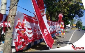 Sepi Pembeli, Penjual Bendera Merah Putih Di Probolinggo Tetap Bertahan