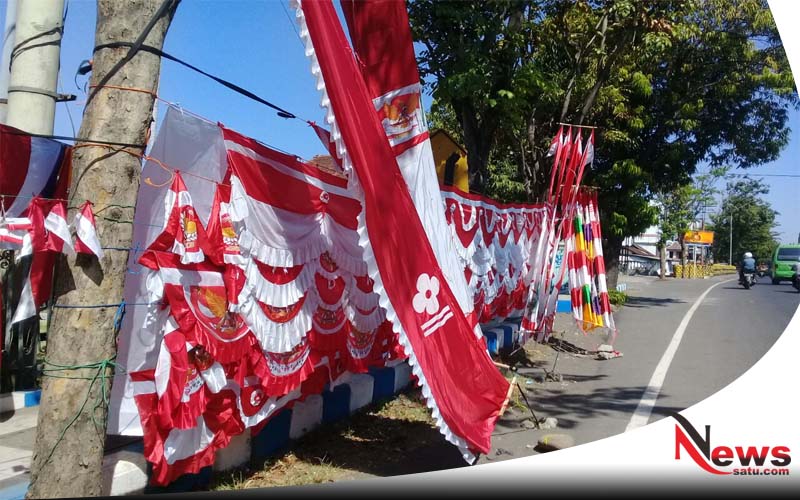 Sepi Pembeli, Penjual Bendera Merah Putih Di Probolinggo Tetap Bertahan