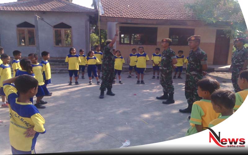 TNI AD Dan AL Datangi SDN Ngampel Gresik