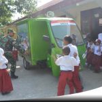 TNI Bersama Si Mokos Beri Kejutan Pada Siswa Baru Di Gresik