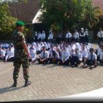 TNI Lamongan Beri Wasbang Pada Siswa Baru SMPN 1 Turi