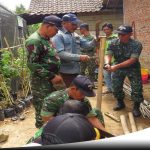 TNI Madiun Buatkan Kandang Ayam Bagi Warga