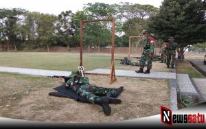 Anggota TNI Korem 084 Bhaskara Jaya Dilatih Kemampuan Menembak Senjata Ringan