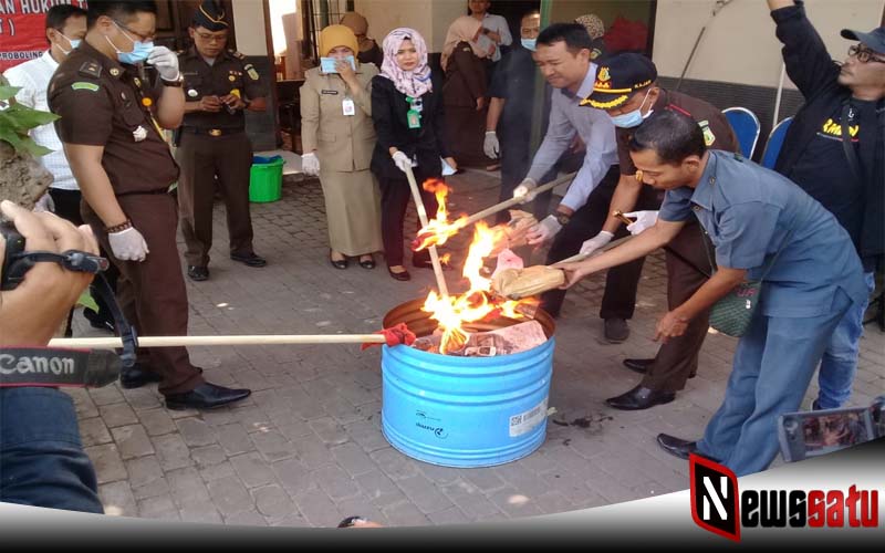 Kejari Probolinggo Musnahkan Ribuan Butir Pil Dextro