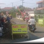 Pengendara Di Probolinggo Keluhkan Tanah Galian Proyek