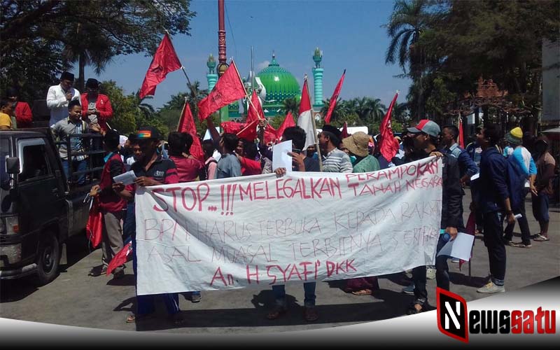 Pertahankan Aset Tanah Negara Seluas 15 Hektar, Warga Pamekasan Demo Kantor BPN