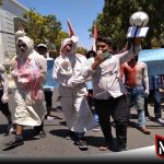 Tagih Janji Politik Busyro-Fauzi, Kantor Bupati Sumenep Di Demo 'Pocong'