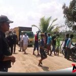Jalan Rusak, Warga Ogan Komering Ilir Stop Paksa Truck Pengangkut Pasir
