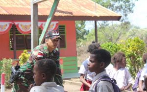 Kedatangan Satgas Pamtas Yonmek 521 DY Di SD YPPK Mendapat Sambutan Ceria