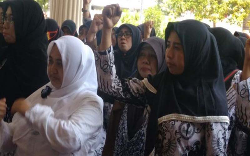 Puluhan Guru Honorer Geruduk Kantor DPRD Kota Probolinggo