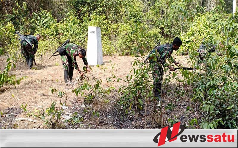 Satgas Pamtas Yonmek 521 DY Amankan Patok Perbatasan