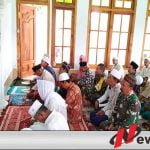 Satgas TMMD Shalat Jumat Berjamaah Bersama Warga Bondowoso