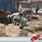 TNI Bersama Warga Desa Solor Bondowoso Membuat Kolam Terpal