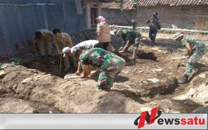TNI Bersama Warga Desa Solor Bondowoso Membuat Kolam Terpal
