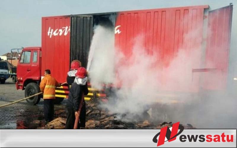 Warga Probolinggo Dipanikkan Dengan Truk Terbakar