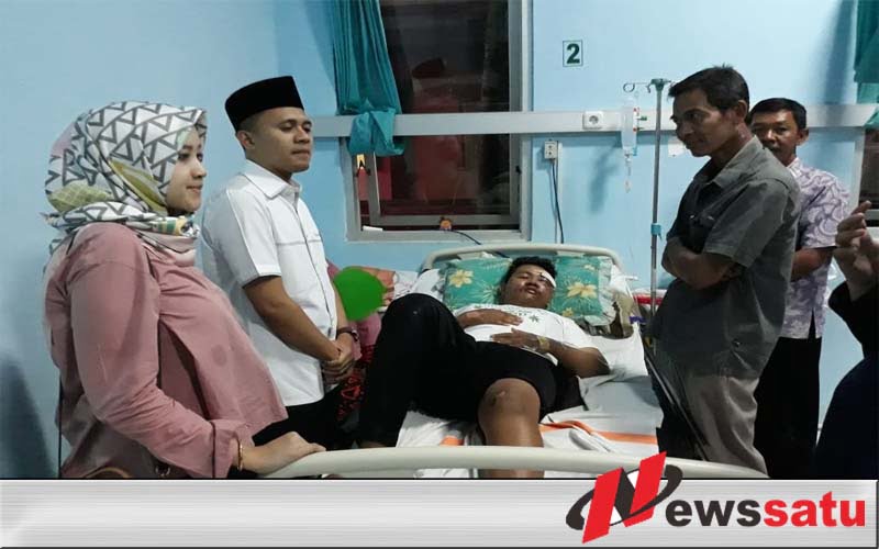 Warga Probolinggo Tertimpa Baleho Raksasa Caleg DPR