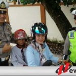 Polres Ogan Komering Ilir Bagi Helm Gratis Bagi Anak-anak