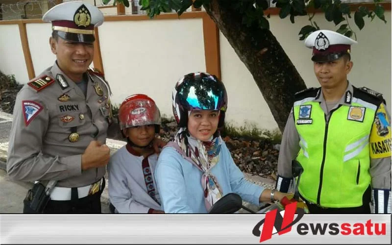 Polres Ogan Komering Ilir Bagi Helm Gratis Bagi Anak-anak