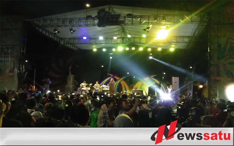 Songennep Jazz Sensation Hibur Warga Sumenep Di Taman Potre Koneng
