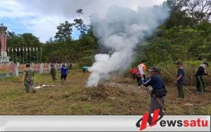 Yonif 511 DY Bersih-Bersih Di Tugu Pancasila Wilayah Perbatasan Kalimantan Barat