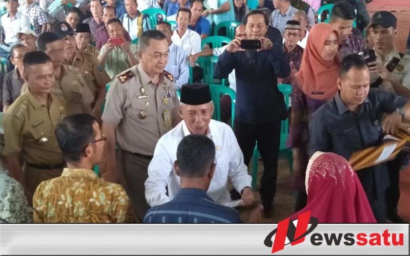 Bupati Ogan Komering Ilir Serahkan Ribuan Sertifikat Tanah Pada Warga