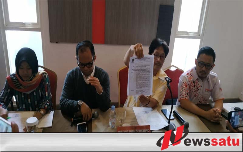 Di Demo Warga, Ini Jawaban Manejemen Front One Pamekasan Di Demo Warga, Ini Jawaban Manejemen Front One Pamekasan