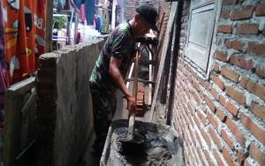 TNI Cilacap Bantu Bedah Rumah Warga Tidak Mampu