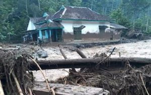 Dilanda Banjir Bandang Dua Warga Probolinggo Meninggal