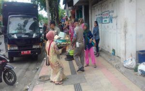 Satpol PP Pamekasan Tertibkan PKL Di Trotoar