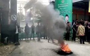 Tolak Kedatangan Ketua DPP PPP, Mahasiswa IAIN Madura Bakar Ban