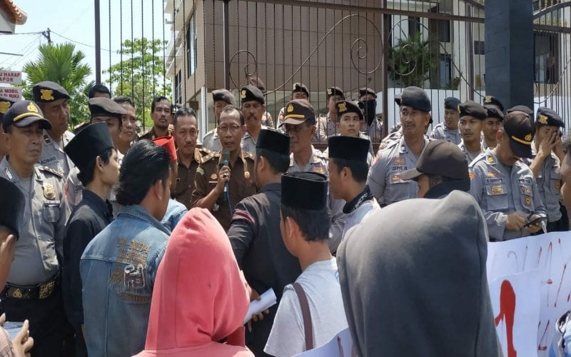 Mahasiswa IAIN Madura Demo Kantor Kejari Pamekasan