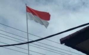 Bendera Merah Putih Di Dispendukcapil Ogan Komering Ilir Dibiarkan Robek