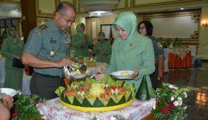 HUT Kowad ke-57 di Makodam V/Brawijaya, Diwarnai Pemotongan Tumpeng