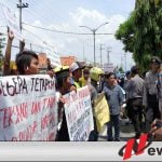 Kasus Korupsi, Puluhan Warga Demo Di Kantor Kajari Pamekasan