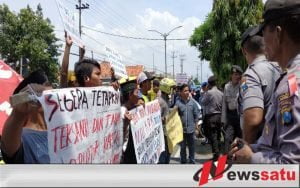Kasus Korupsi, Puluhan Warga Demo Di Kantor Kajari Pamekasan