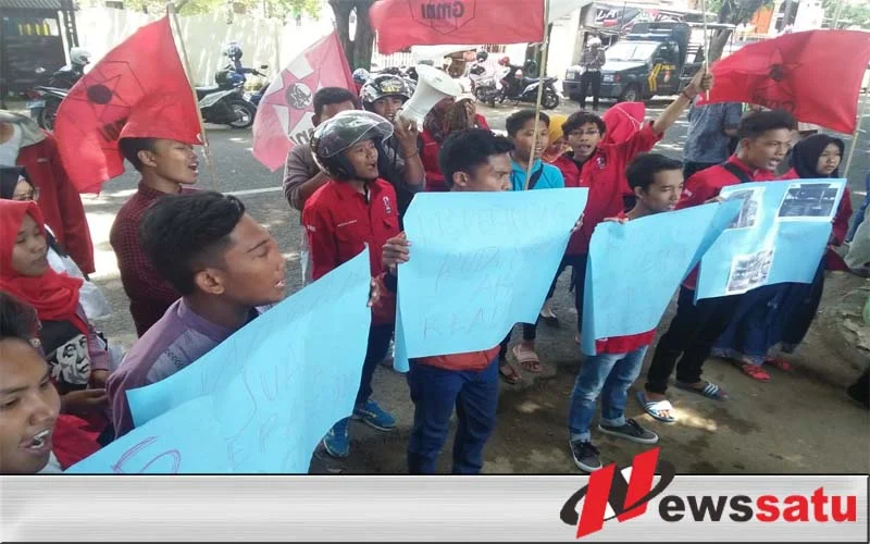 Mahasiswa Demo Kantor Disperindag Sumenep