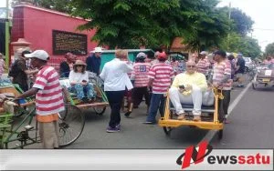 Puluhan Wisatawan Mancanegara Nikmati Wisata Kota Probolinggo Dengan Naik Becak