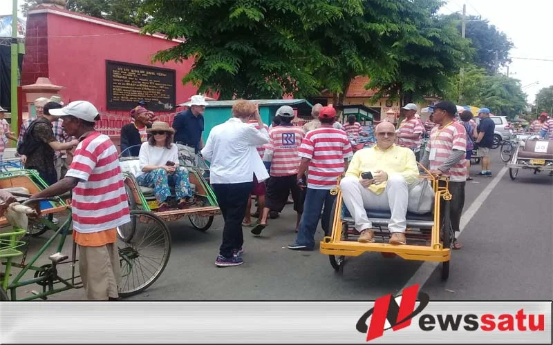 Puluhan Wisatawan Mancanegara Nikmati Wisatawa Kota Probolinggo Dengan Naik Becak