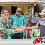 Petani Merauke Serahkan Senjata Rakitan Kepada TNI