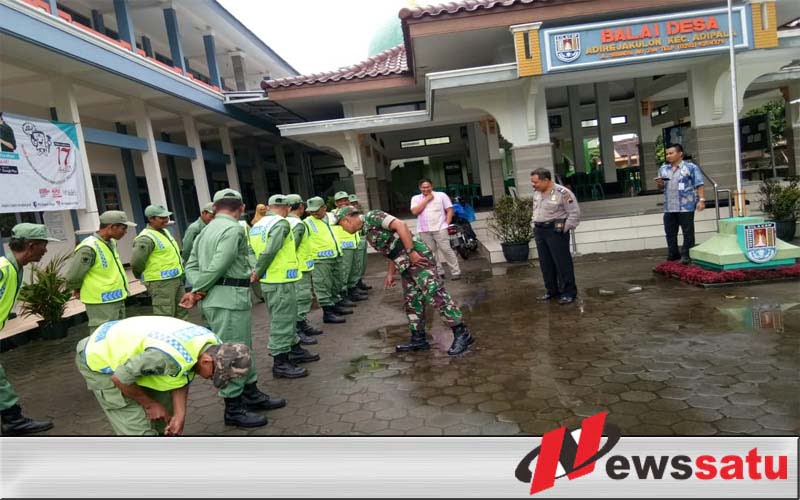 Jelang Pilkades Serentak, Babinsa Adipala Latih Kesiapan Linmas