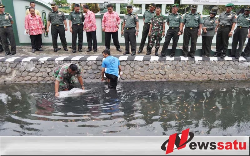 Korem 082 CPYJ Sebar Seribu Ekor Nila Merah Di Sungai Mojokerto