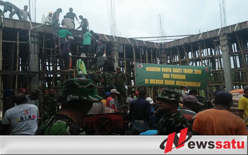 Prajurit Kodim 0829 Bangkalan Bantu Pembangunan Masjid